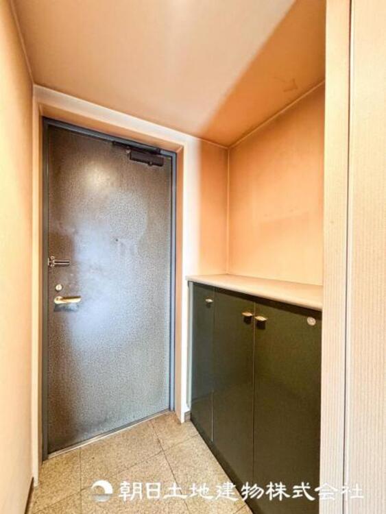 その他 【玄関】温かい空気が溢れる玄関がお出迎えする本物件。この場所には「温もり」で包み込んでくれる安心できるな空間があります。