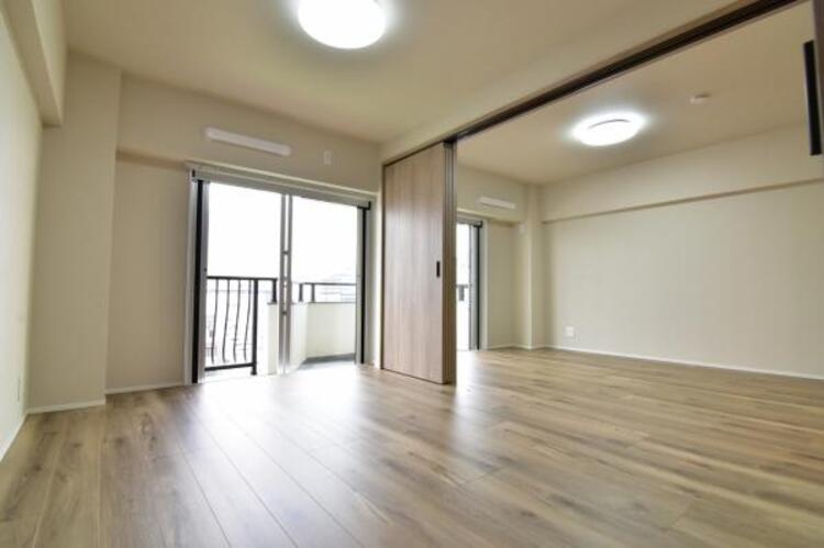 内装 続き間の洋室はお子様を遊ばせるスペースとしても重宝します。ライフスタイルの変化にも対応しやすい間取り設計にしました。