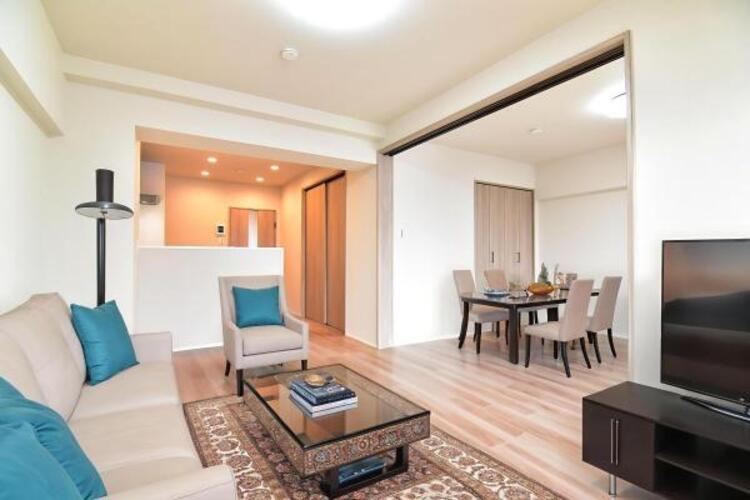 居間 リビング（配置してある家具はCGによるイメージです）くつろげるリビングは話に夢中になりすぎて、ついつい時間を忘れてしまう。そんな束の間の幸せを感じさせてくれる場所です。