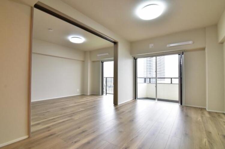 居間 落ち着きのあるリビングです。お友達が遊びに来た時にも使えますし、ちょっと疲れた時にお昼寝できるのも嬉しいですね。