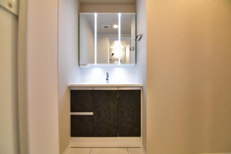 洗面 三面鏡の裏は機能的な収納を配置。コンセントも付いているため電動シェーバーや電動歯ブラシも収納できます。