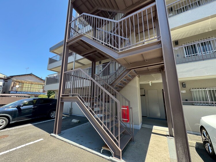 その他 共用部の階段です。明るく清潔に管理されています。