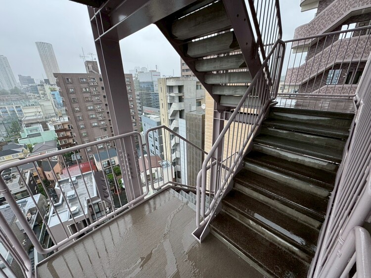 その他 共用部の階段です。明るく清潔に管理されています。