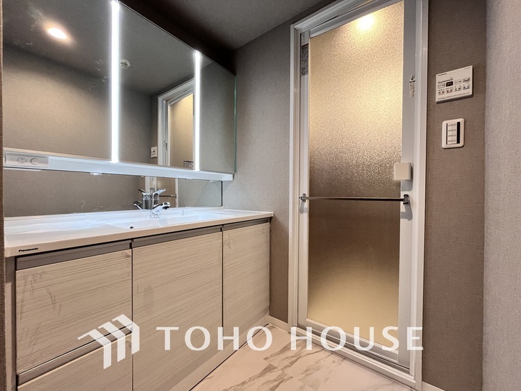 洗面 白を基調とした清潔感のある洗面室で朝の身支度を