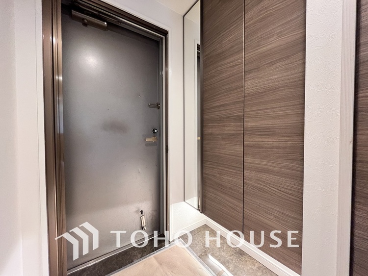 玄関 落ち着いた雰囲気の玄関、家族の帰りを暖かく迎えてくれます