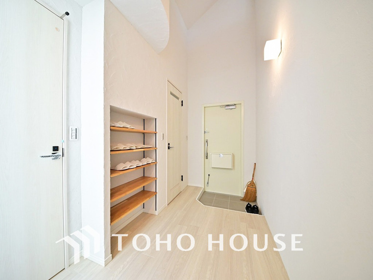 玄関 落ち着いた雰囲気の玄関、家族の帰りを暖かく迎えてくれます