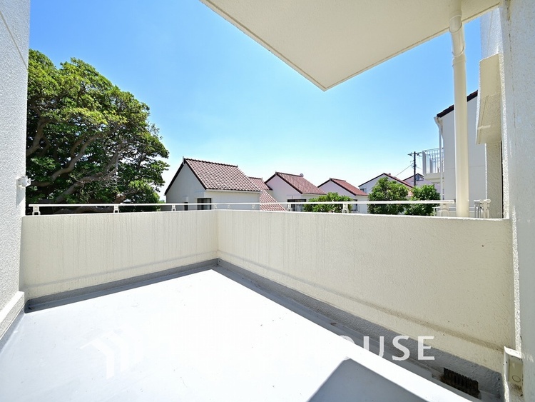 バルコニー 日当たりの良いテラスで晴れの日の洗濯物も楽しみになりますね