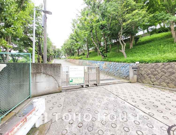 周辺 横浜市立仲尾台中学校　距離850ｍ