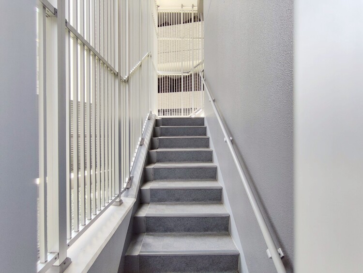 その他 共用部の階段です。明るく清潔に管理されています。