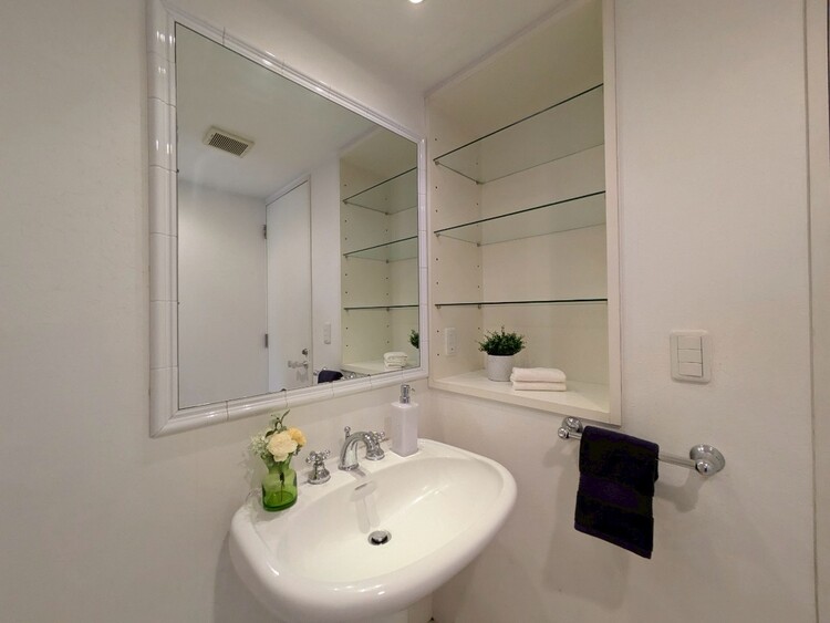 その他 清潔感を感じられる洗面化粧台。