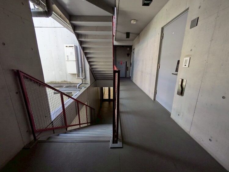 その他 共用部の階段です。明るく清潔に管理されています。