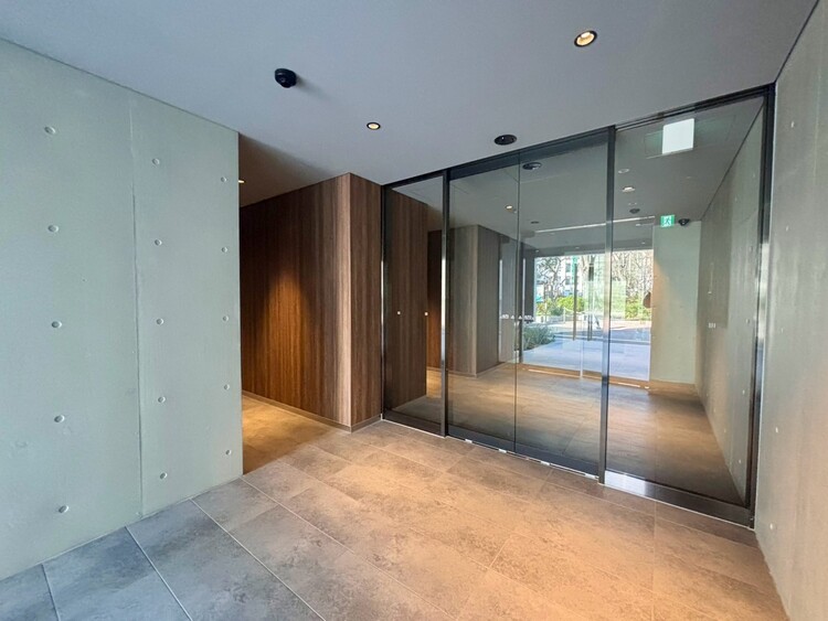 エントランス 綺麗に整備されており、行き届いた管理体制をうかがわせます。