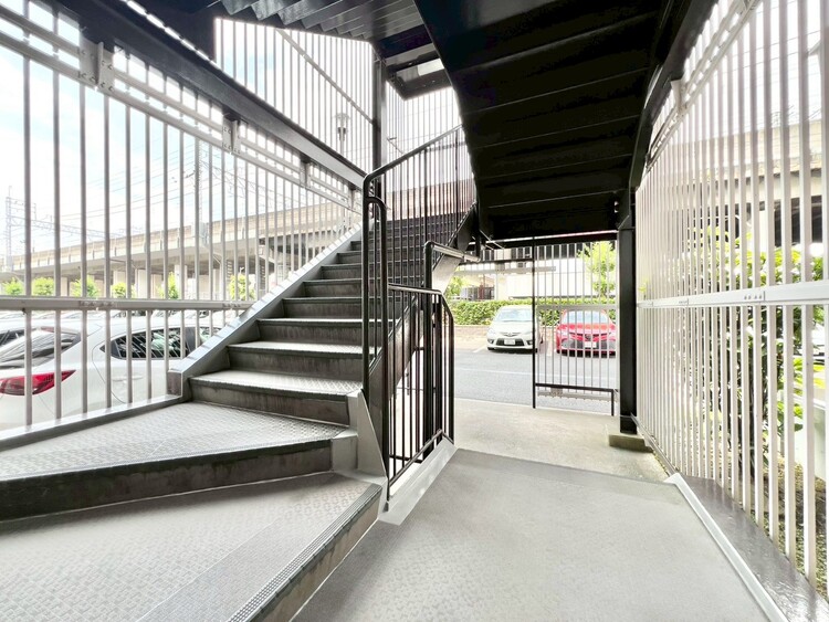 設備 共用部の階段です。明るく清潔に管理されています。