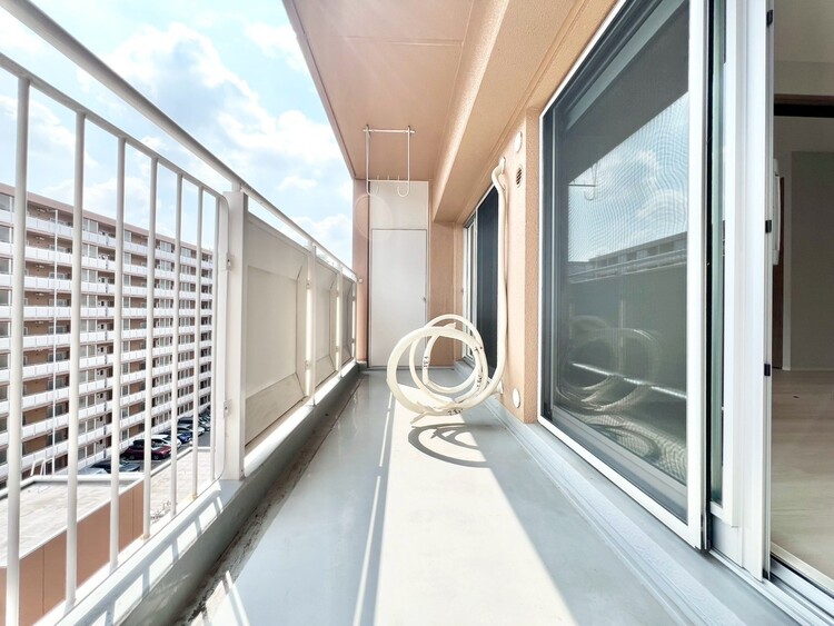 バルコニー 朝の澄んだ空気や、夕方に吹く清々しい風を感じられるバルコニー。