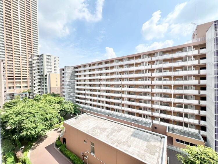 バルコニー 陽当たり・通風・開放感に恵まれた環境です。