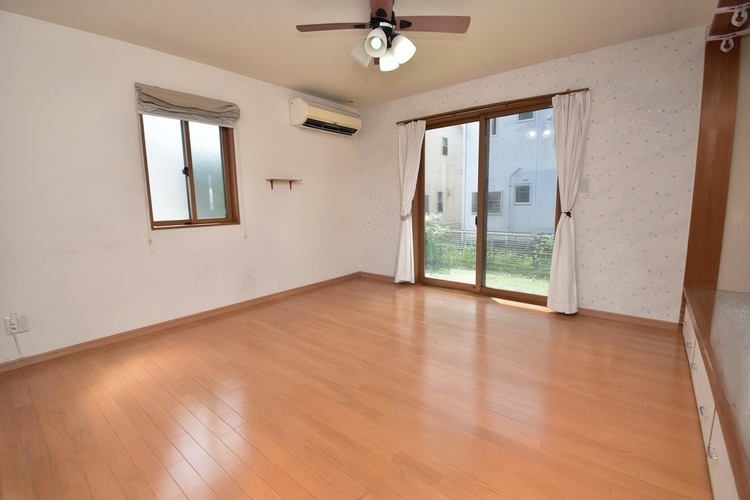 居間 ※家具や家財を画像編集で消去した写真です。