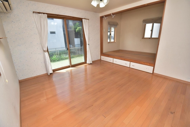 居間 ※家具や家財を画像編集で消去した写真です。