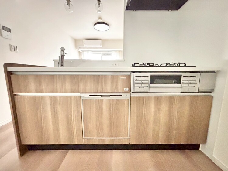 キッチン スマートな意匠と充実の機能を備えたキッチンが、暮らしにおいしい彩りを添えます。