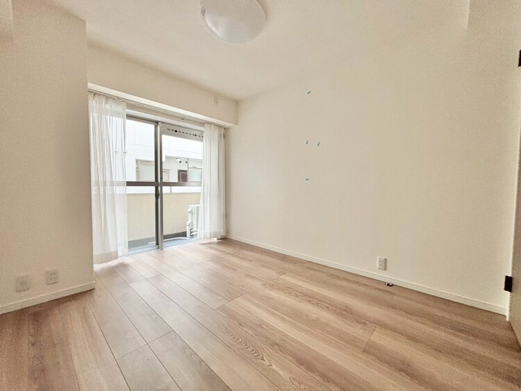 寝室 ベッドも十分に設置するスペースがあります。