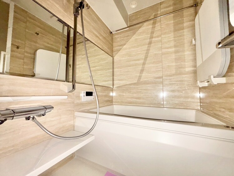 風呂 一日の疲れを癒すバスルームは、心地よいリラックスを叶える清潔感溢れる空間です。