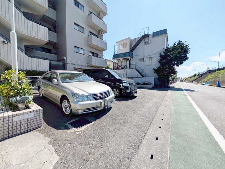 駐車場 本物件の駐車スペースです。車種制限のある場合もございますので、お気軽にお問い合わせくださいませ。