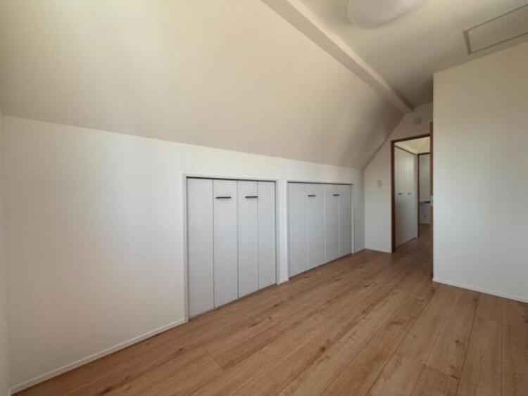 内装 一日の疲れを取る主寝室は大型のベッドも配置が可能です。窓から注がれる光で家族とのコミュニケーションも明るくなりそうです。