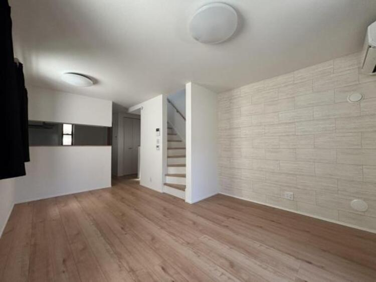 居間 それぞれ独特の顔を持つあなただけのお住まい。各棟によって暖かい日差しの入り方・見え方も違うお住まい。実際の日当たりや現地の雰囲気もご確認くださいませ。