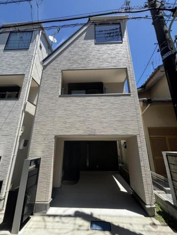 外観 陽とともに、時間によって顔を変える街の景観から、星空や夜景に負けないデザインの映える外観。この街ならではの美しい風景と、ここから紡がれる物語を建物外観から始まります。