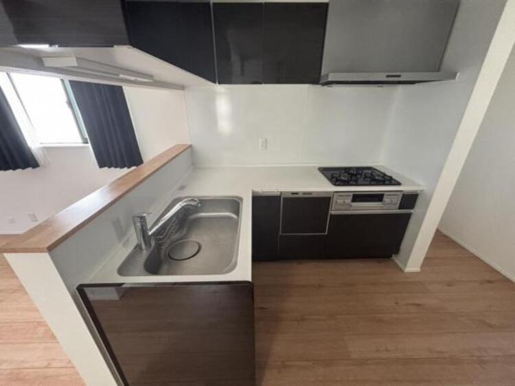 キッチン リビング全体が見渡せる対面式システムキッチン。お子様達がいつもママのそばにいられる安心感も生まれます。食事の用意をしながら家族との会話も弾み笑顔溢れる空間です。