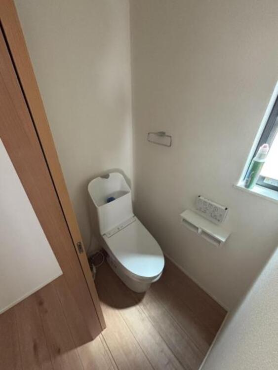 トイレ シンプルでシャープなフォルムは、そのデザイン性だけでなく汚れが拭きやすくお手入れ簡単です。