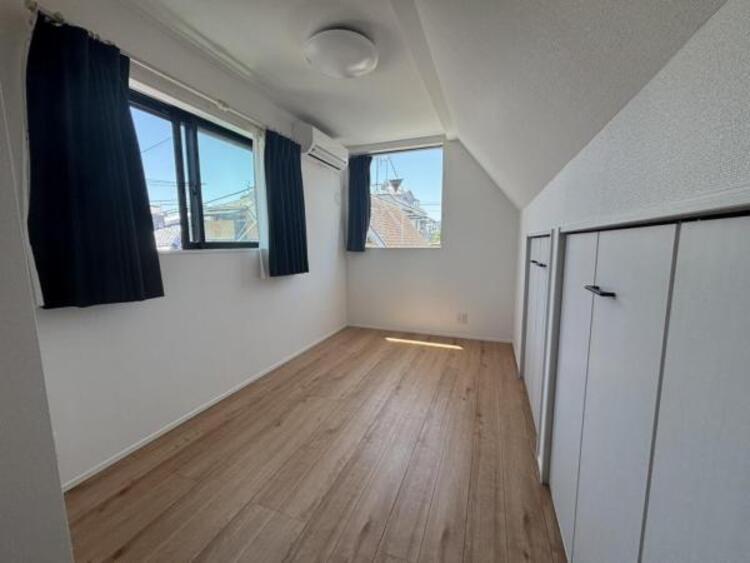 収納 収納スペースを確保しております。季節のお洋服など保管が可能です。居室内に余計な収納をおく必要がないため、ベッドやお布団を置くスペースが確保できます。広い空間で睡眠ができるため、疲れも癒されます。