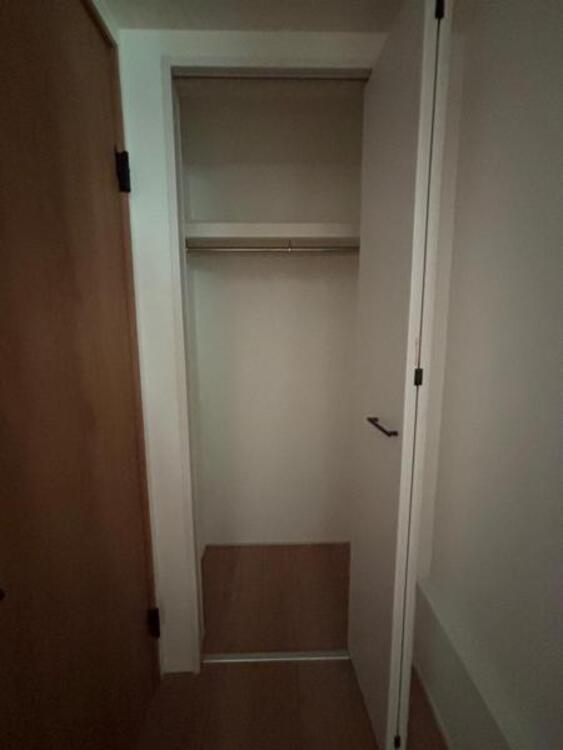 収納 クローゼットは棚やハンガーパイプが付いており、スーツや上着などが収納可能です。ゴルフバッグやスノーボードなど趣味のお荷物も十分収納が可能です。日常で使わないものや食料のストックも可能です。