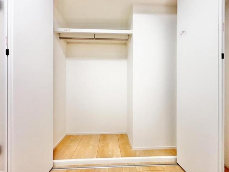 収納 クローゼットには棚やハンガーパイプが付いており、スーツや上着などがスッキリ収納可能です。
