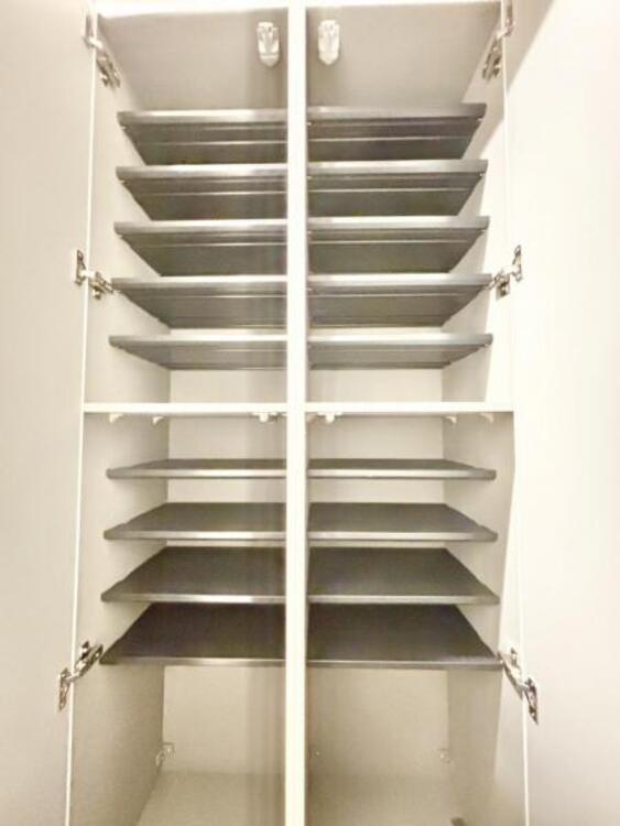 収納 背の高い大型のシューズボックスには靴やブーツなどがたくさん収納可能。