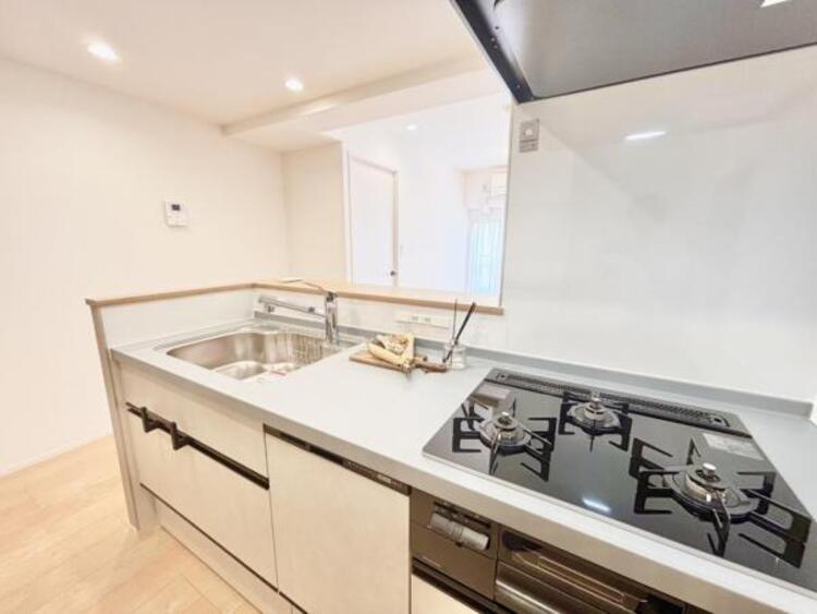 設備 対面カウンターキッチン　キッチンはご家族との会話が楽しめる対面カウンタータイプを採用。リビングで遊ぶお子様の様子をうかがいながらお料理もできます。