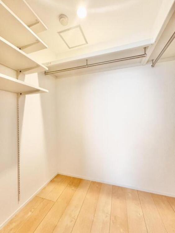 設備 ウォークインクローゼット　収納力の高いウォークインクローゼット。衣類はもちろん、バッグやアクセサリーなどをまとめて収納できます。かさばる季節ものなどの収納にも便利です。