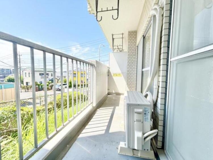 バルコニー 陽の光に照らされるバルコニーを爽やかな涼風が吹き抜けていきます。心を落ち着かせ開放してくれる眺望が今日も家族を包み込みます。