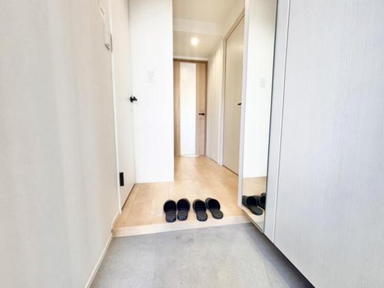 その他 一日の始まりと終わりはこちらの玄関から。今後ご家族の「行ってきます」「ただいま」が行き交う空間となるでしょう。