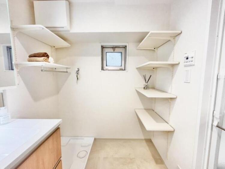 その他 洗濯機置き場の空間を効率的に利用し収納スペースを確保。一日の始まりと終わりを美しく演出します。