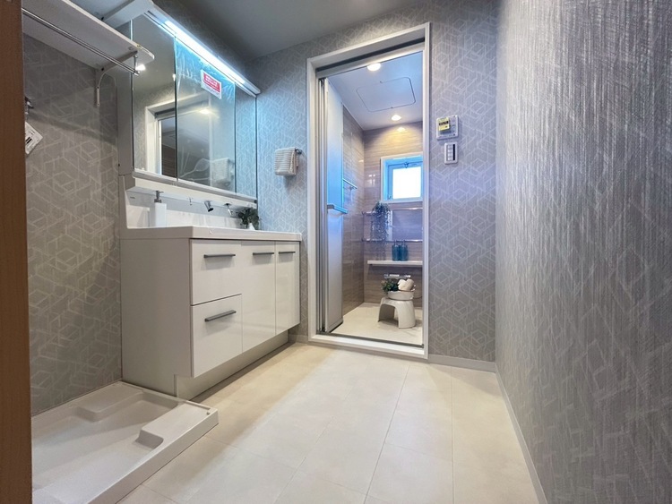 その他 十分な広さの脱衣所。