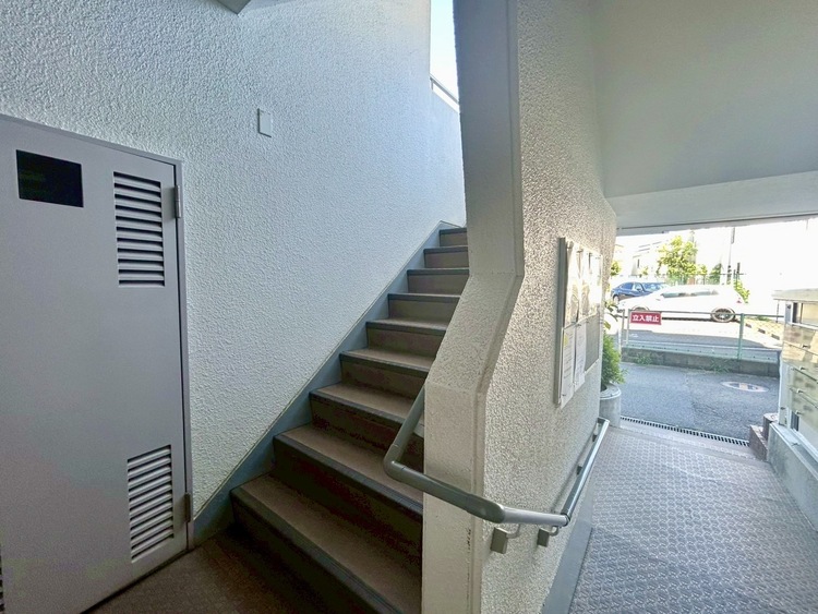 その他 共用部の階段です。明るく清潔に管理されています。