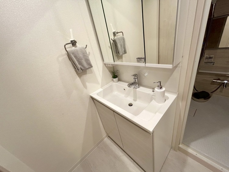 その他 清潔感を感じられる洗面化粧台。