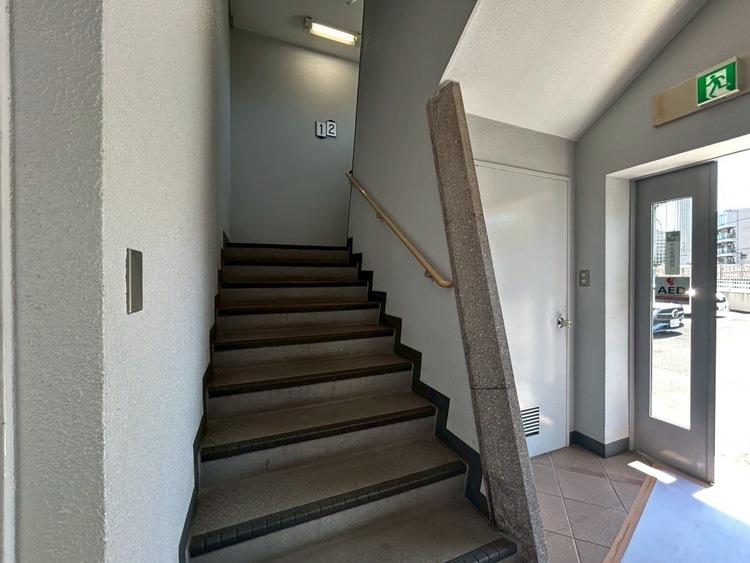 その他 共用部の階段です。明るく清潔に管理されています。