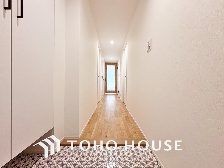 玄関 落ち着いた雰囲気の玄関、家族の帰りを暖かく迎えてくれます