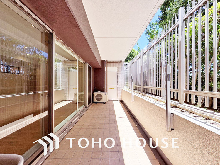 バルコニー 日当たりの良いバルコニーで晴れの日の洗濯物も楽しみになりますね