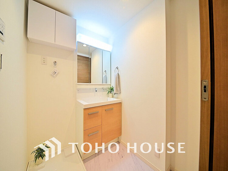 洗面 新規設置の洗面化粧台。収納豊富で使い勝手の良い3面鏡です