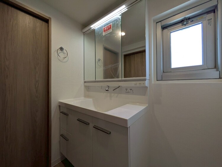 その他 清潔感を感じられる洗面化粧台。