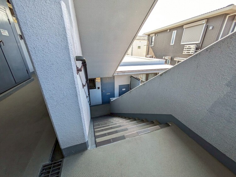 その他 共用部の階段です。明るく清潔に管理されています。