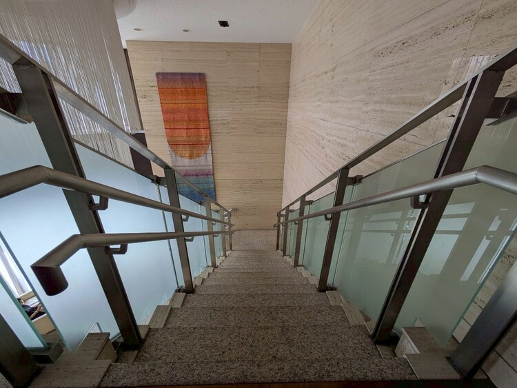 その他 共用部の階段です。明るく清潔に管理されています。