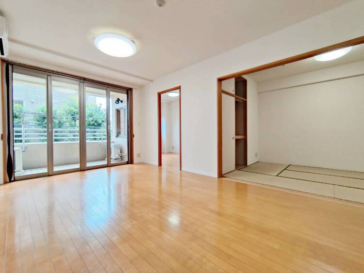 居間 通風・採光に優れ、心地よい光と風が溢れています。